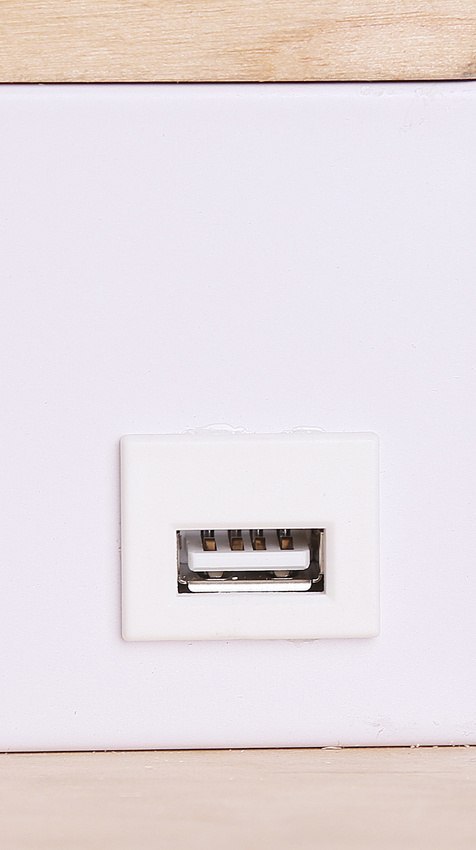 A lampa kinkiet drewniany+bały z półką led 4000k