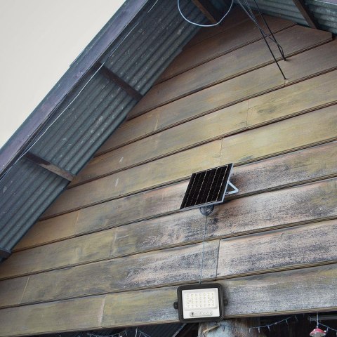 Projektor LED solarny V-TAC 50W CCT pilot auto timer IP65 czarny VT-54W 700lm 3 lata gwarancji